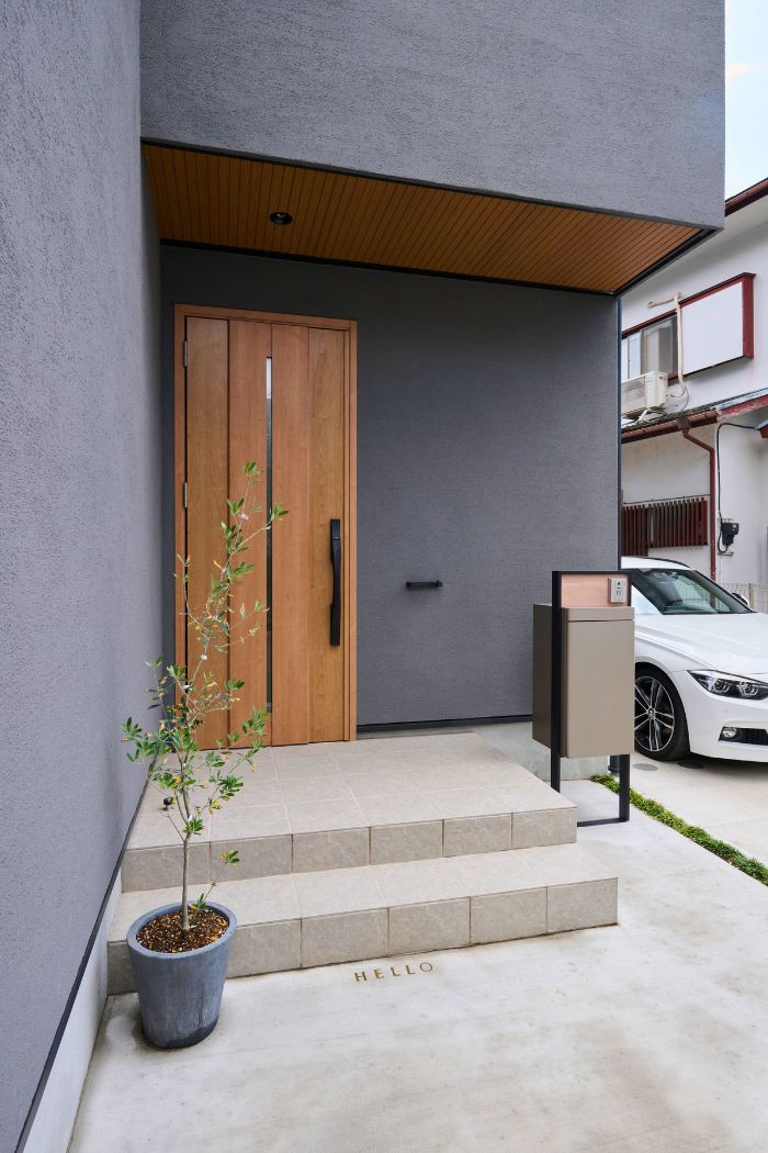 家族やゲストをあたたかく迎えるアプローチの画像